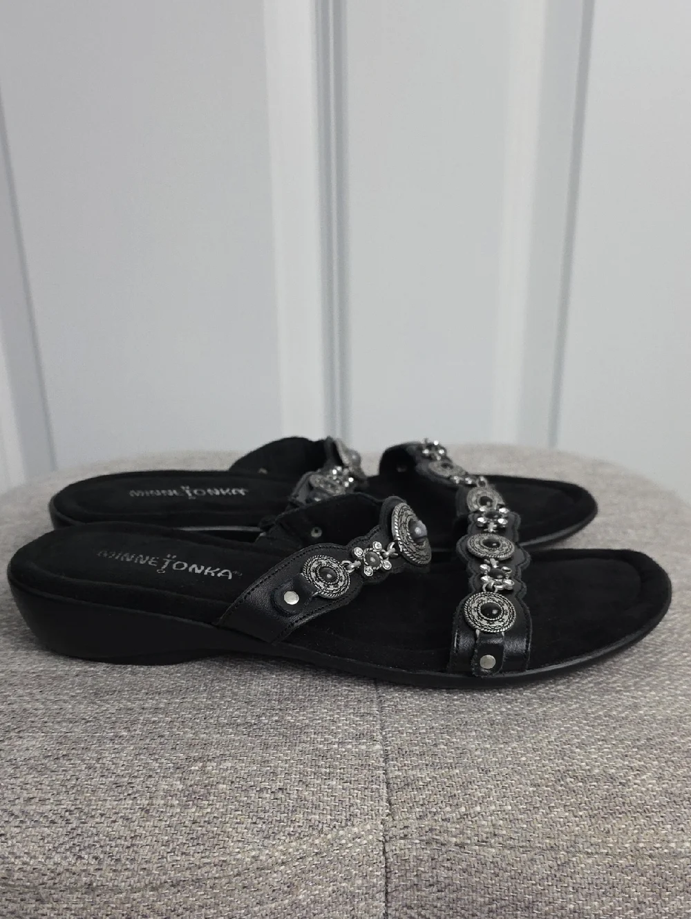MinneTonka Boca Black Leather Silver Concho Embelished Open Toe Sandals Size 7